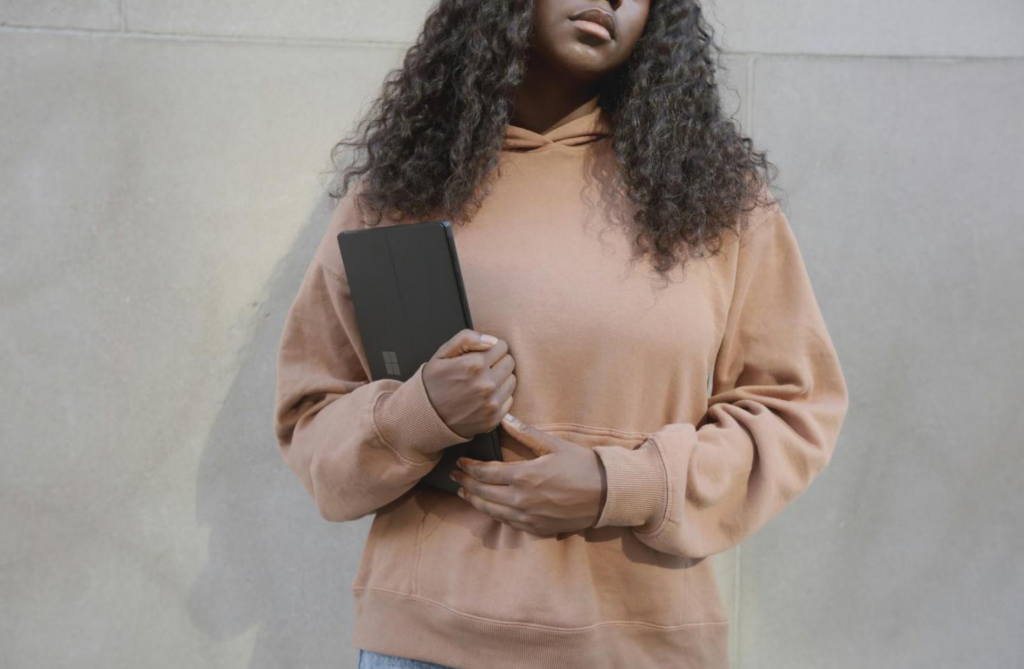 Selbstständige Person arbeitet an Finanzplan im Home-Office