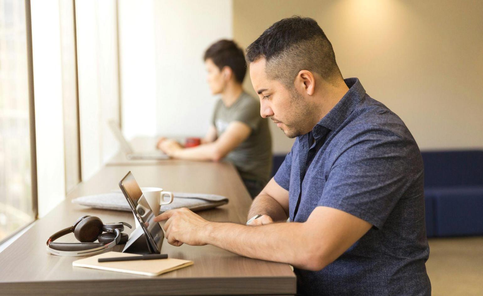 Finanzplanung Arbeitsplatz mit Dokumenten und Laptop